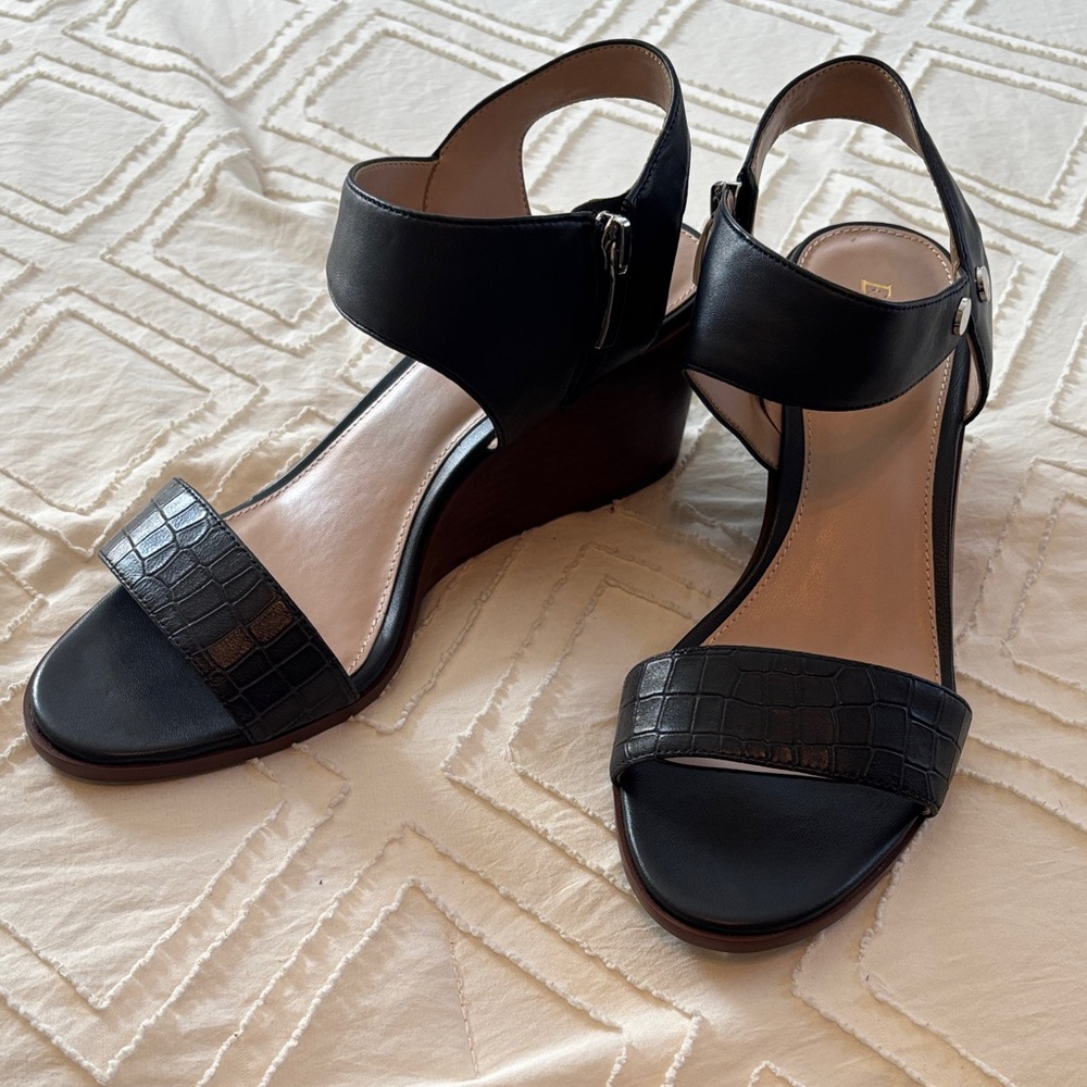 Essex Lane navy Croc-Embossed Wedges NWOT